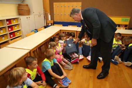 PRVOŠOLČKI CERKNICA 16 FOTO LJUBO VUKELIČ